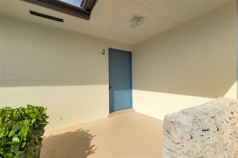 Condo in West Palm Beach, Florida, 1 bedroom  № 1982312 - photo 3