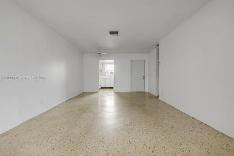 Condo in West Palm Beach, Florida, 1 bedroom  № 1982312 - photo 5