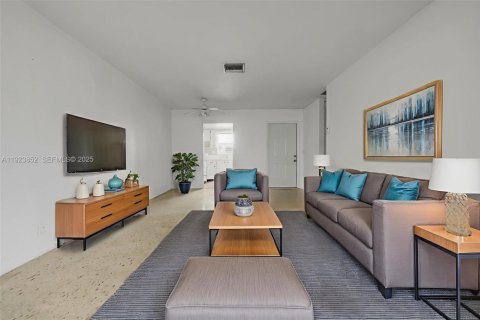 Condo in West Palm Beach, Florida, 1 bedroom  № 1982312 - photo 4