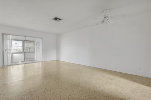 Condo in West Palm Beach, Florida, 1 bedroom  № 1982312 - photo 6