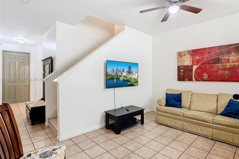 Townhouse in Kissimmee, Florida 3 bedrooms, 110.27 sq.m. № 2012287 - photo 14