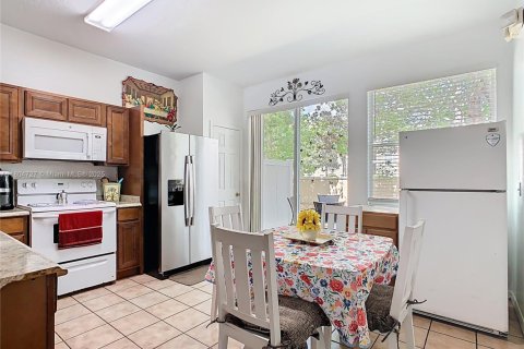 Adosado en venta en Kissimmee, Florida, 3 dormitorios, 110.27 m2 № 2012287 - foto 10