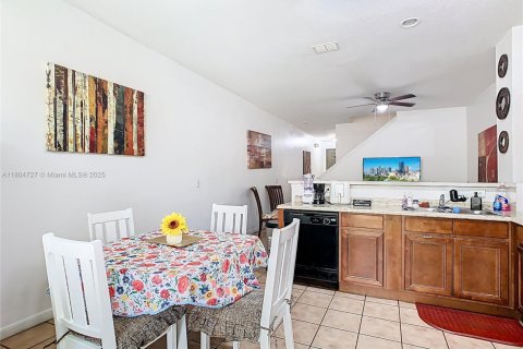 Adosado en venta en Kissimmee, Florida, 3 dormitorios, 110.27 m2 № 2012287 - foto 13