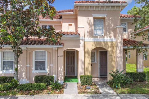 Adosado en Kissimmee, Florida 3 dormitorios, 110.27 m2 № 2012287