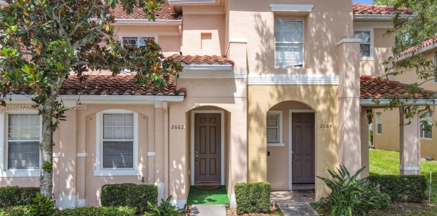 Adosado en Kissimmee, Florida 3 dormitorios, 110.27 m2 № 2012287