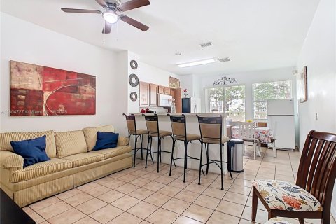 Adosado en venta en Kissimmee, Florida, 3 dormitorios, 110.27 m2 № 2012287 - foto 5