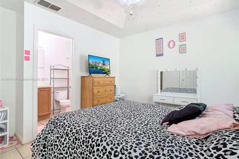 Adosado en venta en Kissimmee, Florida, 3 dormitorios, 110.27 m2 № 2012287 - foto 16