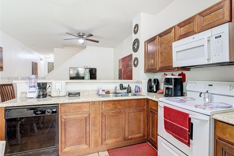 Townhouse in Kissimmee, Florida 3 bedrooms, 110.27 sq.m. № 2012287 - photo 20