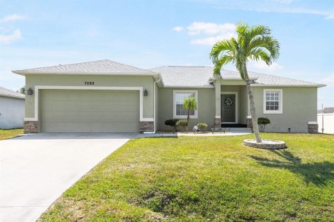 House in Englewood, Florida 3 bedrooms, 171.96 sq.m. № 1640165 - photo 1