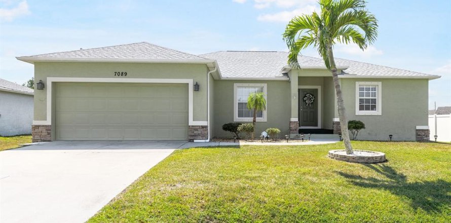 House in Englewood, Florida 3 bedrooms, 171.96 sq.m. № 1640165