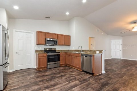 House in Zephyrhills, Florida 3 bedrooms, 136.57 sq.m. № 2117108 - photo 8