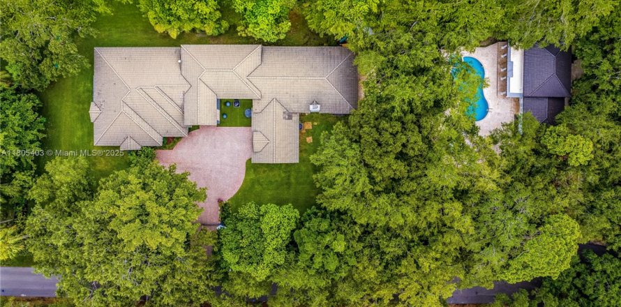 Casa en Pinecrest, Florida 7 dormitorios, 586.96 m2 № 1970317