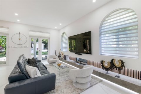 Casa en venta en Pinecrest, Florida, 7 dormitorios, 586.96 m2 № 1970317 - foto 2