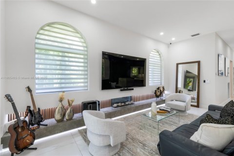 Casa en venta en Pinecrest, Florida, 7 dormitorios, 586.96 m2 № 1970317 - foto 3