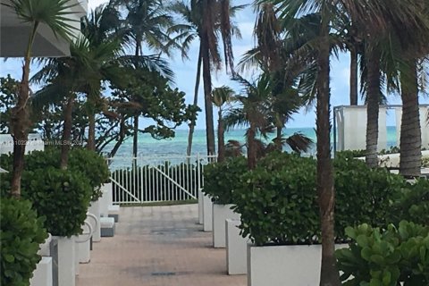 Condo in Bal Harbour, Florida, 1 bedroom  № 1768744 - photo 26