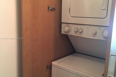 Condo in Bal Harbour, Florida, 1 bedroom  № 1768744 - photo 8