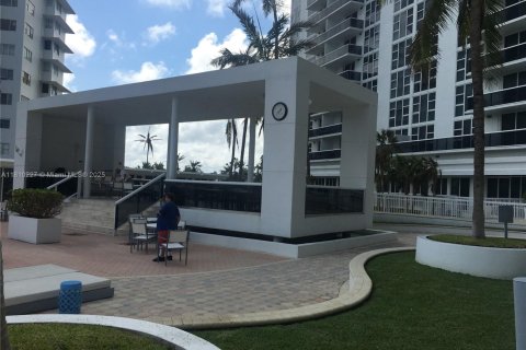 Condo in Bal Harbour, Florida, 1 bedroom  № 1768744 - photo 25