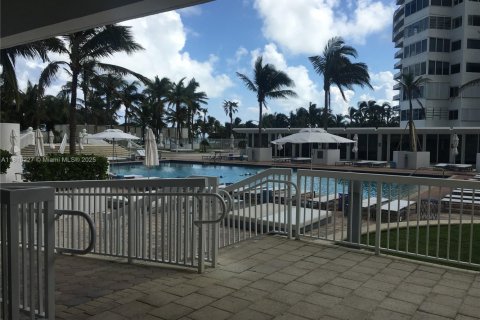 Condo in Bal Harbour, Florida, 1 bedroom  № 1768744 - photo 23