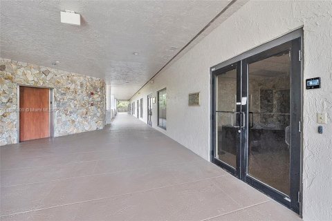 Commercial property in Hollywood, Florida № 1819955 - photo 11