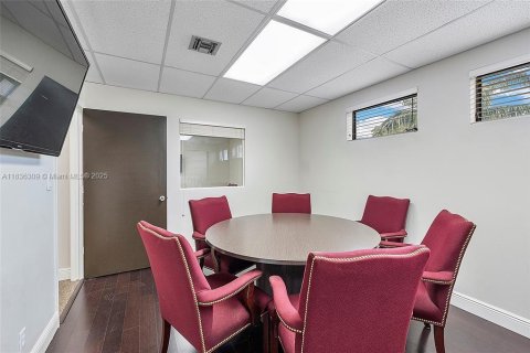 Commercial property in Hollywood, Florida № 1819955 - photo 5