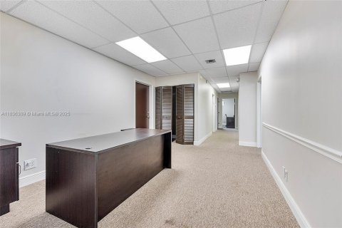Commercial property in Hollywood, Florida № 1819955 - photo 12