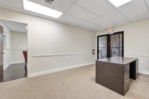 Commercial property in Hollywood, Florida № 1819955 - photo 10