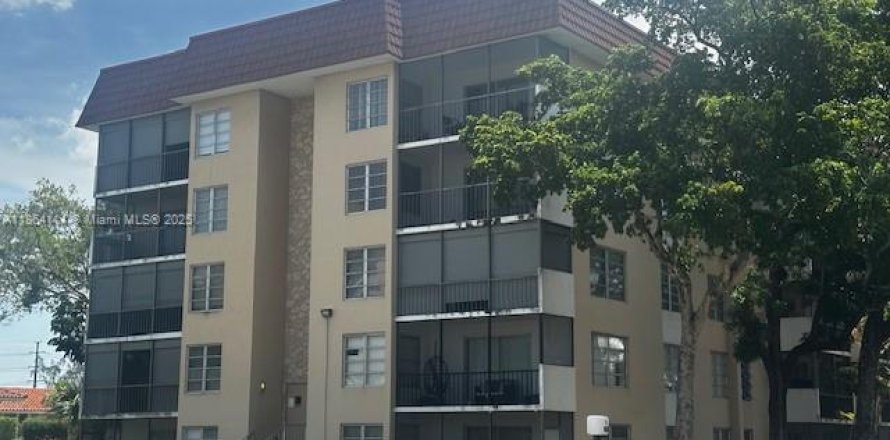 Кондоминиум с 2 спальнями в Лодерхилл, Флорида № 1920351