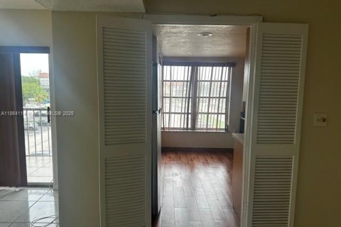 Снять в аренду кондоминиум в Лодерхилл, Флорида 2 спальни, 94.39м2, № 1920351 - фото 16