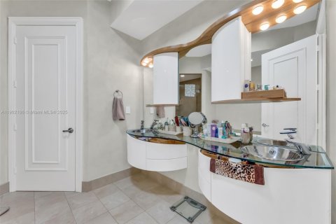 Condominio en venta en Sunny Isles Beach, Florida, 2 dormitorios, 118.54 m2 № 1954701 - foto 13