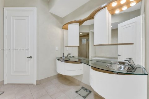 Condominio en venta en Sunny Isles Beach, Florida, 2 dormitorios, 118.54 m2 № 1954701 - foto 14