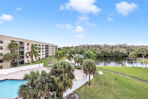 Купить кондоминиум в Коконат Крик, Флорида 2 спальни, 90.12м2, № 2007777 - фото 19