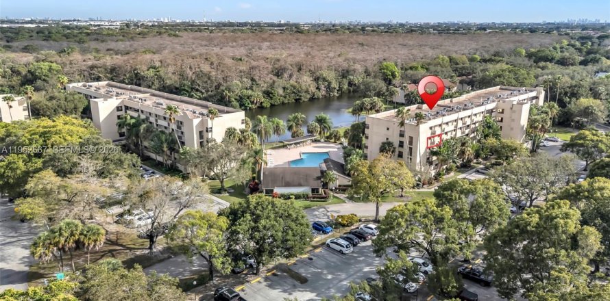 Кондоминиум с 2 спальнями в Коконат Крик, Флорида № 2007777