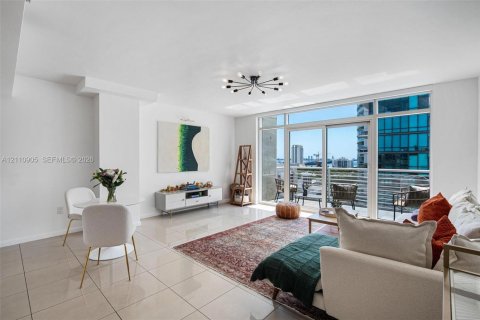Condominio en Miami, Florida, 2 dormitorios  № 2430160