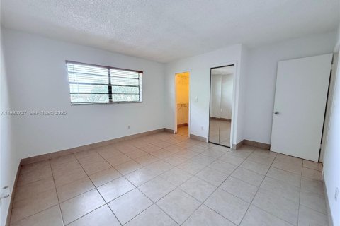 Condominio en alquiler en Miami, Florida, 2 dormitorios, 85.84 m2 № 1991062 - foto 9
