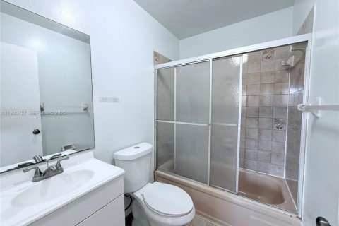 Condominio en alquiler en Miami, Florida, 2 dormitorios, 85.84 m2 № 1991062 - foto 14