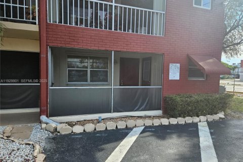 Copropriété à louer à Pembroke Pines, Floride: 2 chambres, 81.75 m2 № 1989086 - photo 2