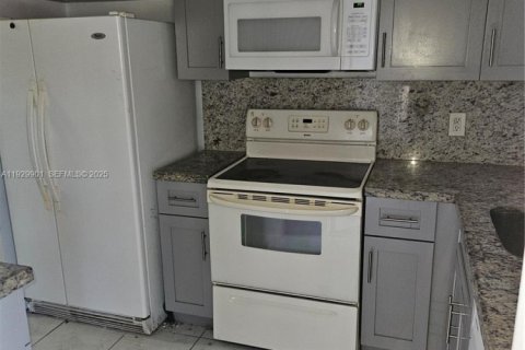 Copropriété à louer à Pembroke Pines, Floride: 2 chambres, 81.75 m2 № 1989086 - photo 4