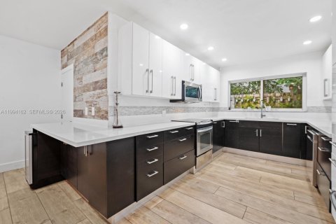 Дом в Майами, Флорида 5 спален, 203.36м2 № 2060571