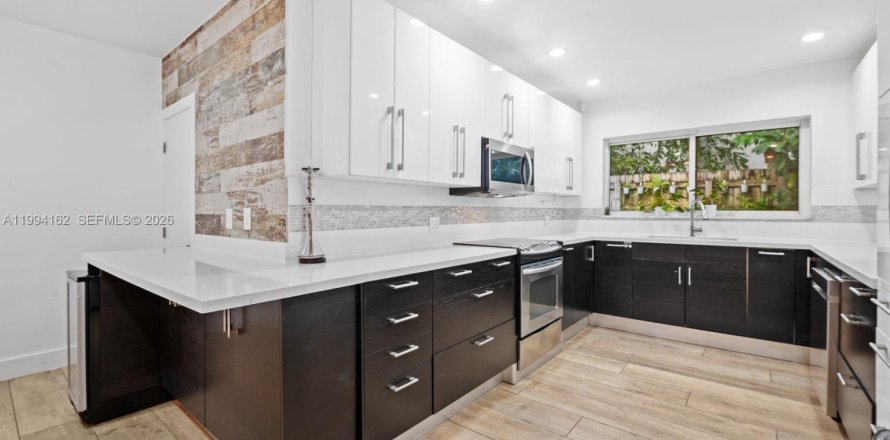 Дом в Майами, Флорида 5 спален, 203.36м2 № 2060571