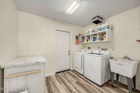 House in Merrit Island, Florida 4 bedrooms, 284.28 sq.m. № 1399399 - photo 30