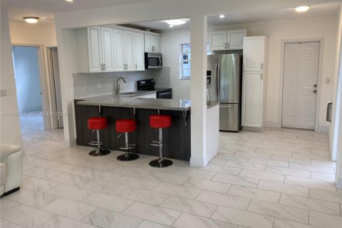 Снять в аренду виллу или дом в Холливуд, Флорида 4 спальни, 160.54м2, № 2005781 - фото 3