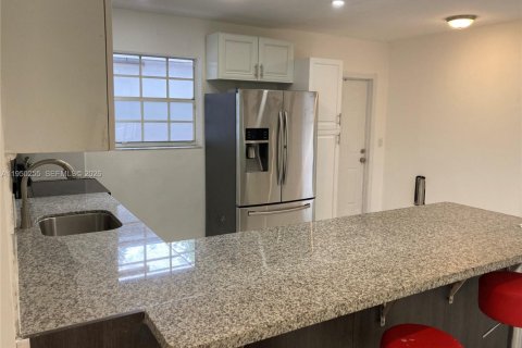 Снять в аренду виллу или дом в Холливуд, Флорида 4 спальни, 160.54м2, № 2005781 - фото 4