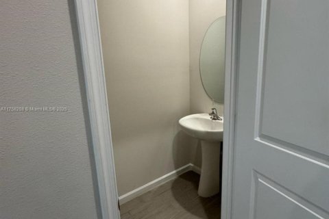 Townhouse in Mangonia Park, Florida 3 bedrooms, 135.08 sq.m. № 1937392 - photo 12