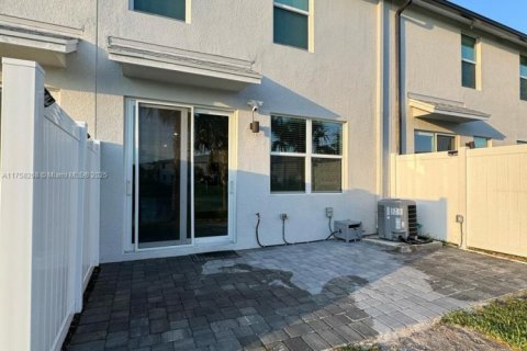 Adosado en venta en Mangonia Park, Florida, 3 dormitorios, 135.08 m2 № 1937392 - foto 2