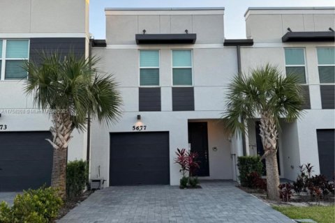 Townhouse in Mangonia Park, Florida 3 bedrooms, 135.08 sq.m. № 1937392 - photo 1