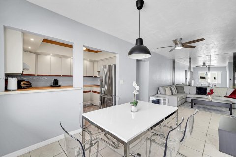 Copropriété à vendre à Hallandale Beach, Floride: 2 chambres, 92.9 m2 № 1970276 - photo 10