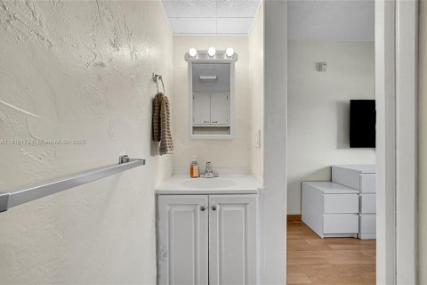 Copropriété à vendre à Hallandale Beach, Floride: 2 chambres, 92.9 m2 № 1970276 - photo 21