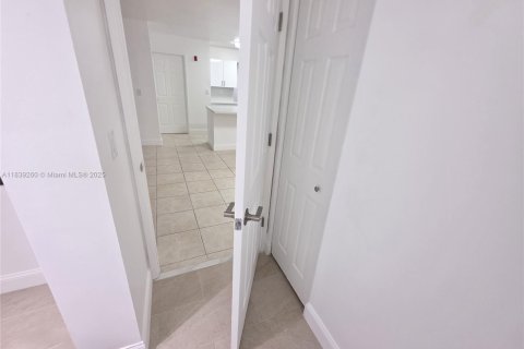 Condo in Davie, Florida, 2 bedrooms  № 1827532 - photo 16