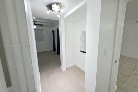 Condo in Davie, Florida, 2 bedrooms  № 1827532 - photo 17