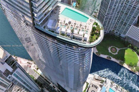 Condo in Miami, Florida, 4 bedrooms  № 2053985